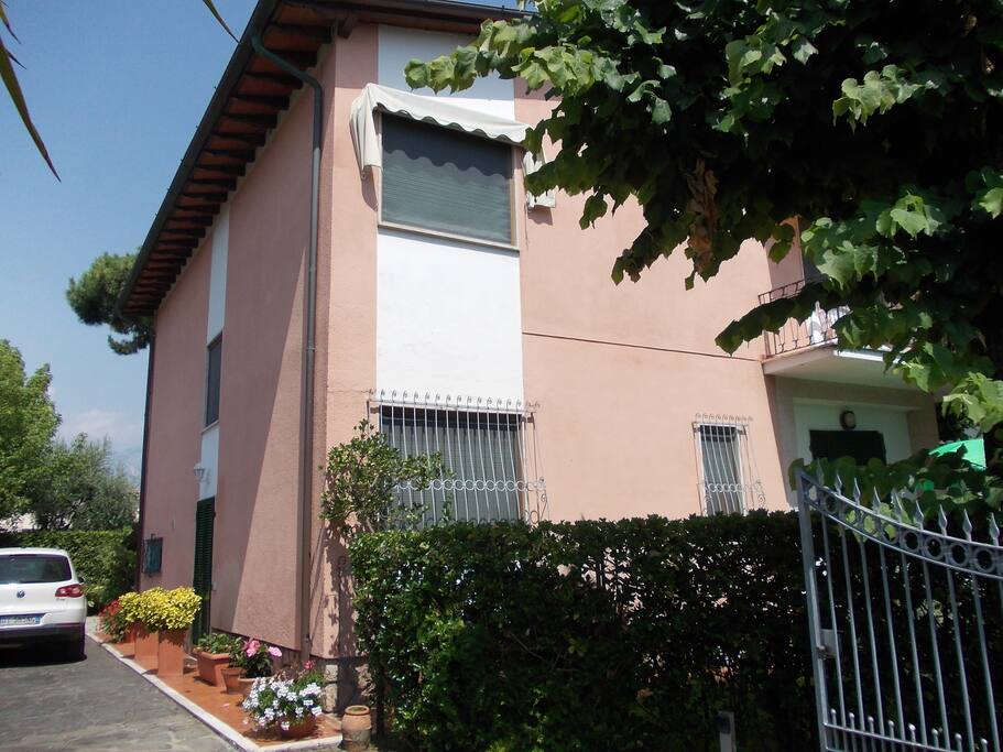 Ingresso con ampio posto auto