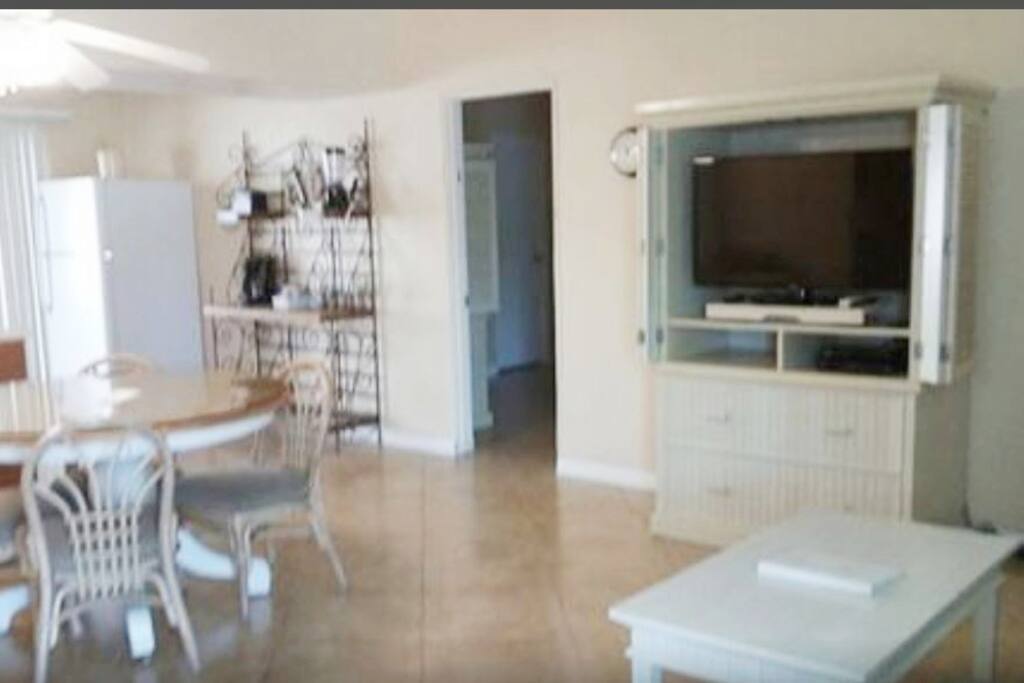 Kitchen/Living Room Area