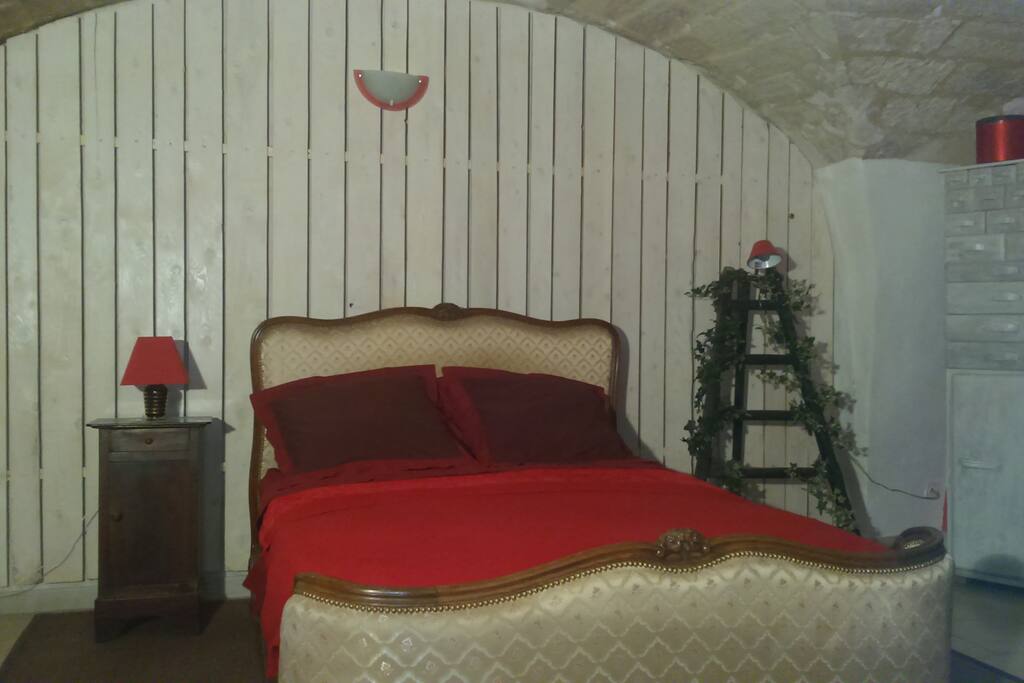 Ground floor bedroom (red room)
