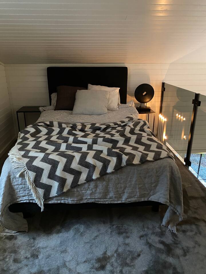 Krevet u potkrovlju.