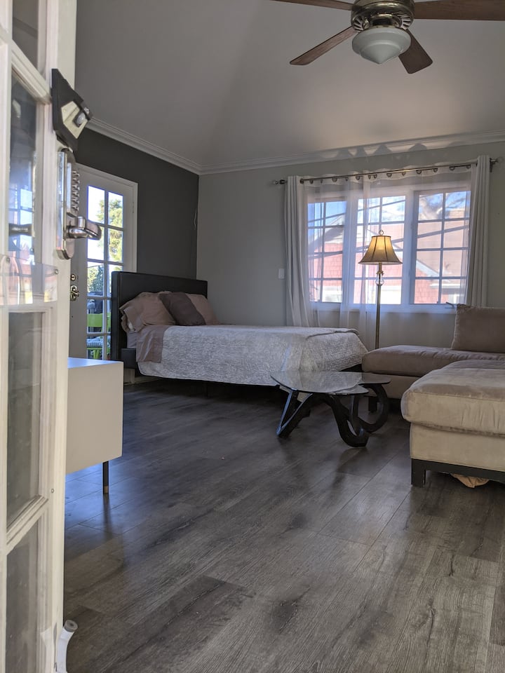 Sala de estar: sofá dobrável, cama completa, TV streaming, lareira... Acesso a decks da frente e dos fundos