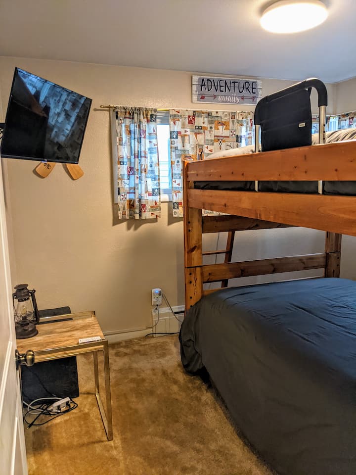 Poschodová posteľ má dve veľké lôžka.