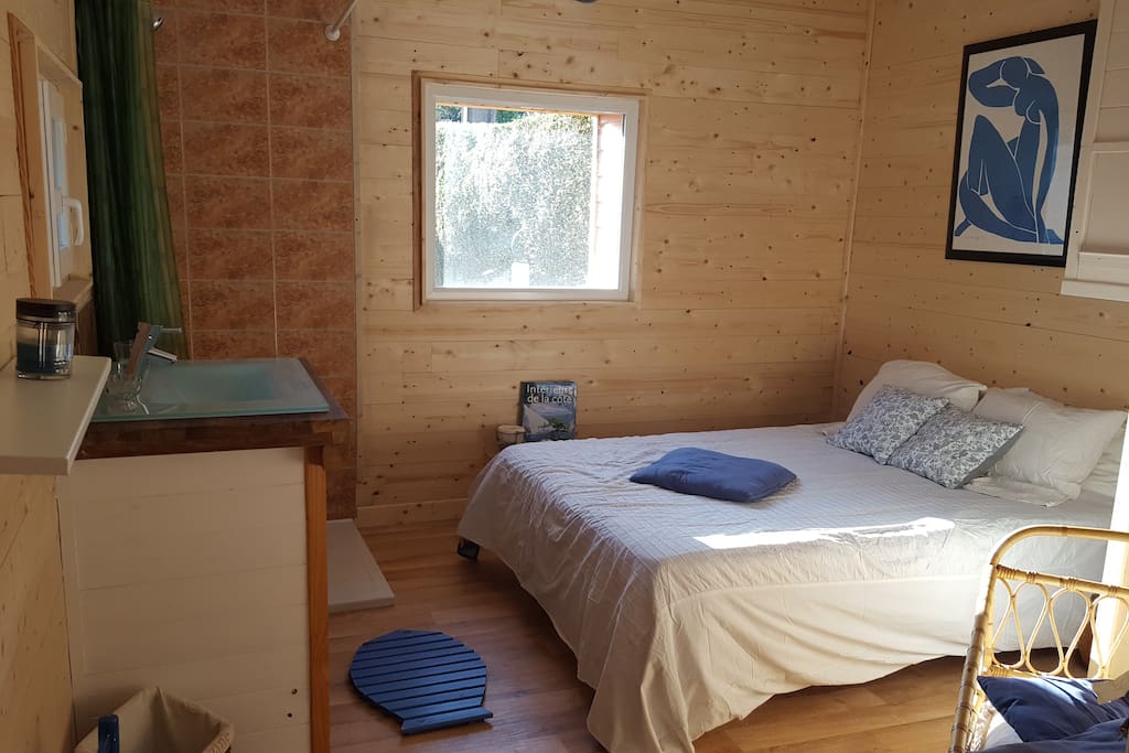 Chambre et espace salle de bain