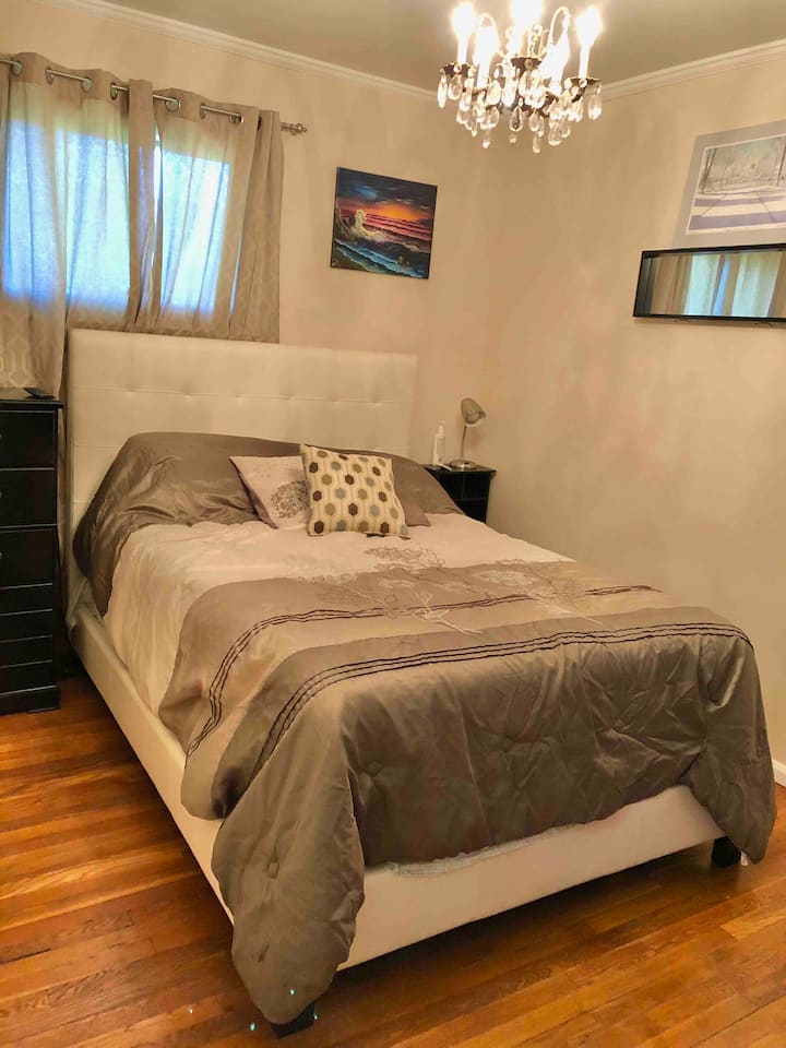 Súkromná spálňa pred domom poskytuje skvelý výhľad na predný dvor. Pri nohách postele je tiež veľká inteligentná televízia. Skvelá izba pre hlavu rodiny. 