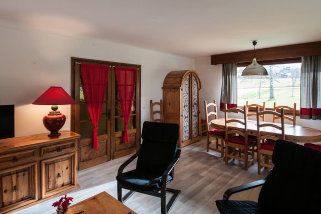 Salon/Salle à manger (table 8 personnes )