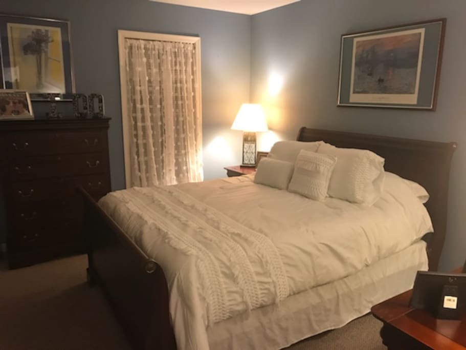 Downstairs Bedroom (Queen)