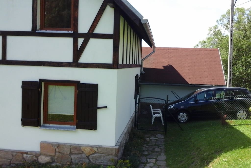 Hausansicht mit Garage mit Stellplatz
