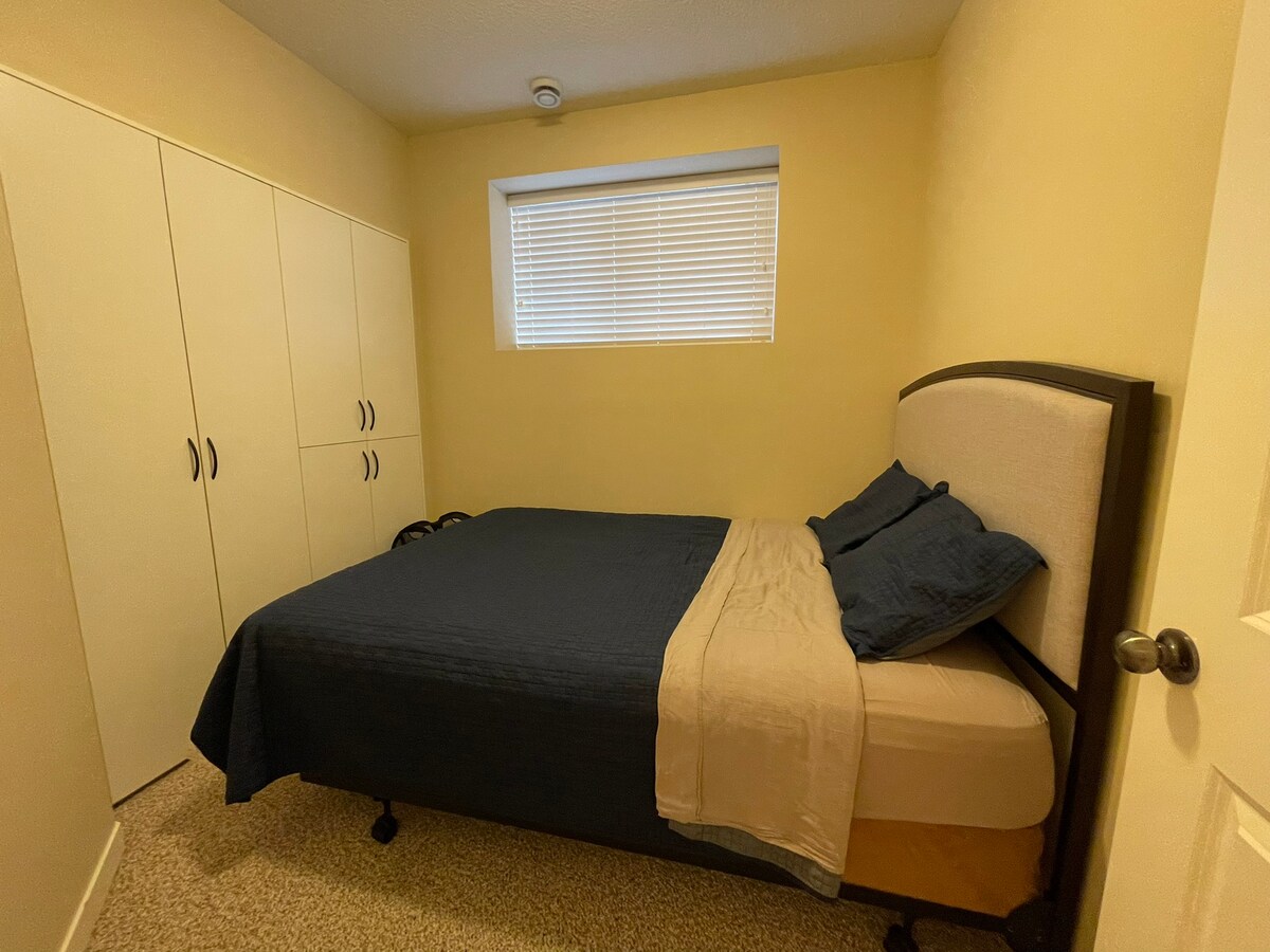 第二张标准双人床，夏季配有轻便羽绒被，冬季温暖，还有许多橱柜可供存放。
衣柜里有毛巾和衣架