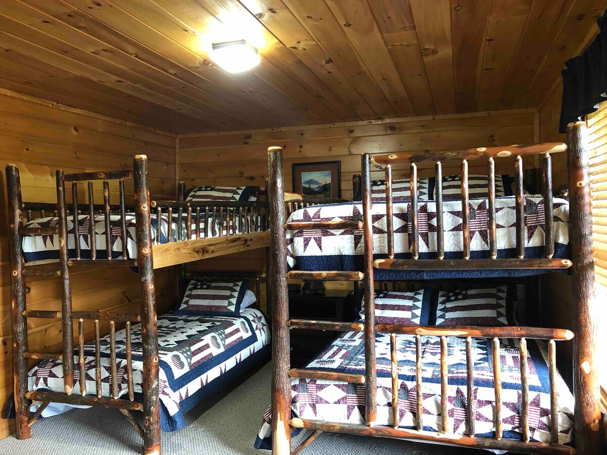 เตียงสองชั้นใหม่ล่าสุด!! ชุดเตียงควีนไซส์และเตียงแฝดยาวพิเศษ!! 
นอนได้ทั้งครอบครัว 6 คน 