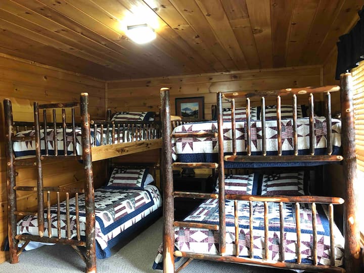 Lits superposés neufs ! ! Un ensemble de lits queen size et de lits jumeaux extra longs ! ! 
Peut accueillir toute une famille de 6 personnes.