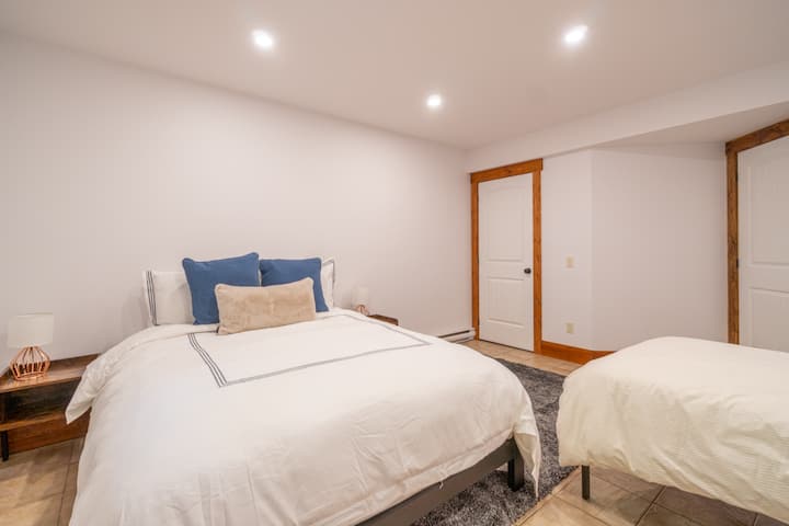 Garden Floor: 2 queen beds in one room, One queen and 1 single bed in the 2nd and one queen bed in the 3rd. 