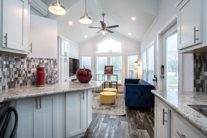 Chic Tiny house of Snow White Willis/Conroe Texas