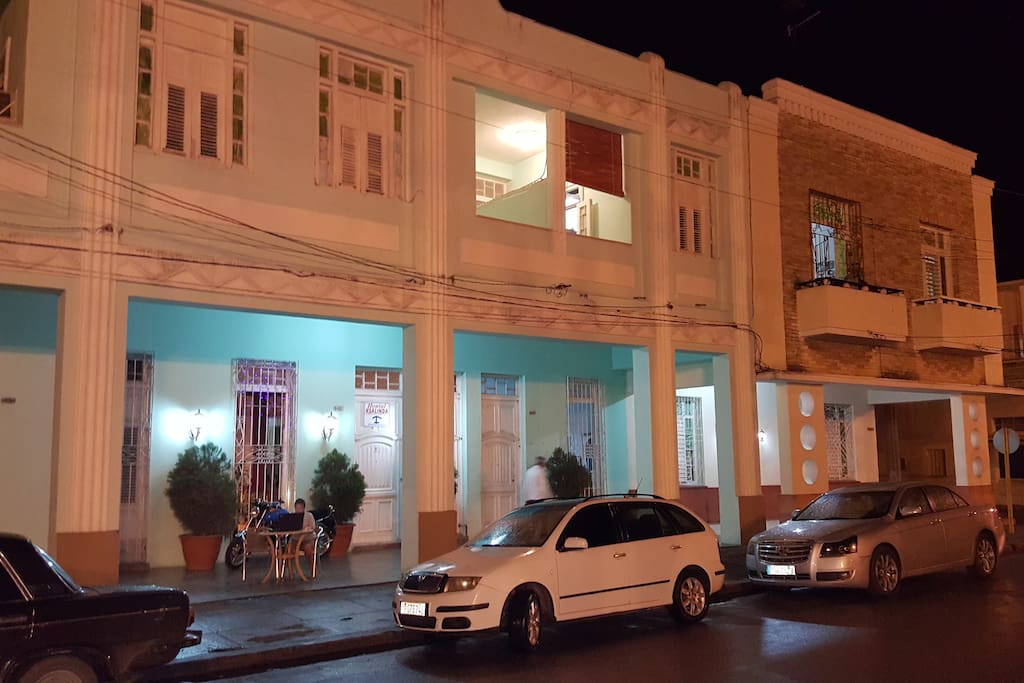 La casa ubicada al frente del Parque marti centro de la ciudad con una vista espectacular al casco historica ademas de un portal que le permite disfrutar de un aire fresco y agradable con un coctel cubano en su tiempo libre.
