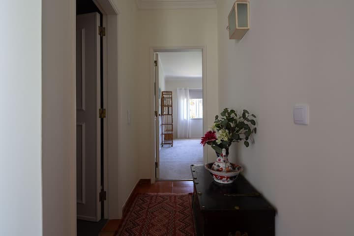 Spálňa so zásuvkou a kúpeľňa 3