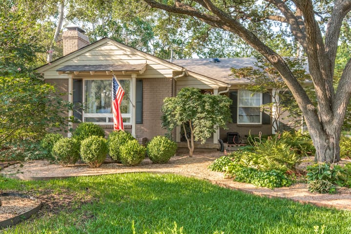 Elegant, pet friendly home/upscale neighborhood