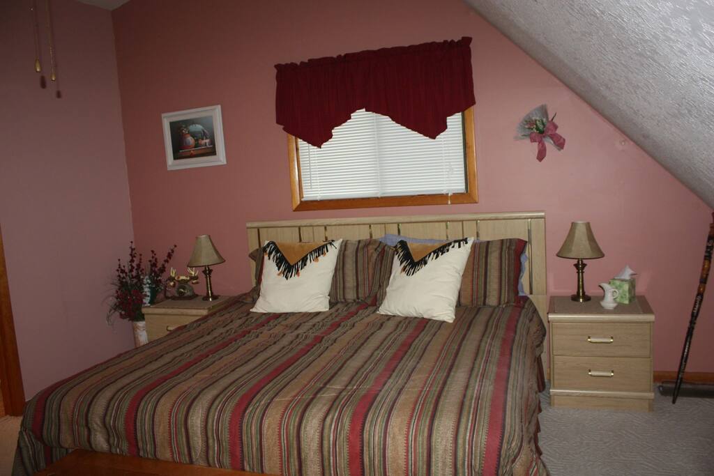 THIS IS A Loft bedroom, king bed, WIC, private bath. "“This loft was beautiful. Just a short drive up from the highway where all the food is. He view from the loft bed looking over the mountains was breathtaking to wake up to each morning. We could even see the sunrise from the comfort of the bed. Our host provided so much for us. Coffee, some snacks, suggestions of things to do, privacy, a friendly welcome from him and his dogs and even set us up with a roaring fire. We were traveling to Murphy for a wedding at the Hackney Warehouse which was less than a 5 minute drive away which was perfect. It’s right near some fast food and local restaurants too. The cabin was a dream and the hospitality was through the charts. We’d definitely stay here if we made a return to Murphy! Thanks again for everything!” Ginnie H. Charlotte