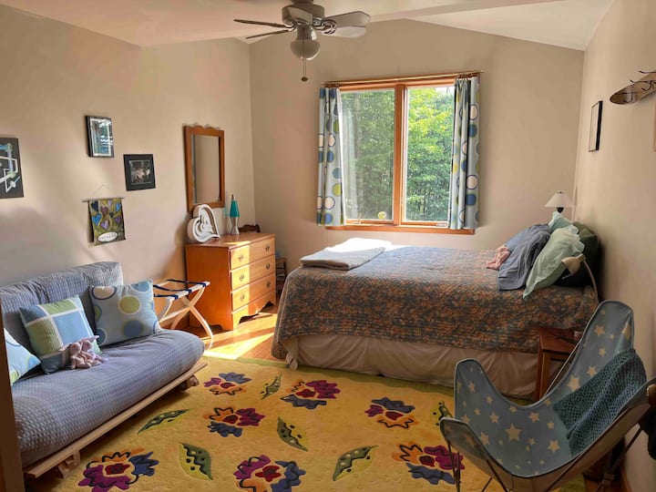 Queensize bed op de begane grond en tweepersoons futon.