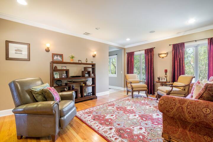 Great Family Home with Pool gallery image 4