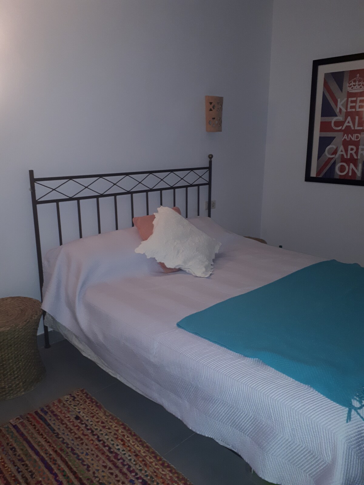 Dormitorio principal doble, que tiene armarios empotrados, cómoda