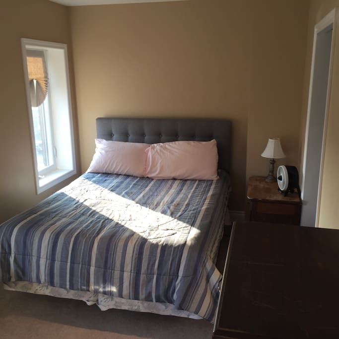Master bedroom queen bed, comfortable mattress, 3 large windows