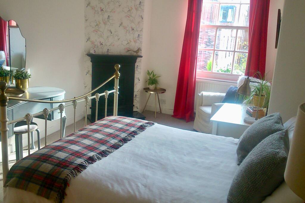 We are sure you will have a good nights sleep in the comfortable double bedroom at the back of the apartment (which is quiet)
