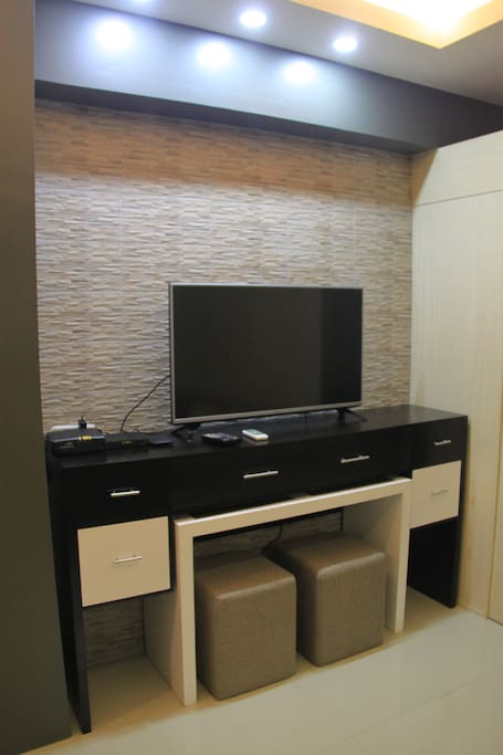 43 inch Web OS tv with cable and 16MB WIFI