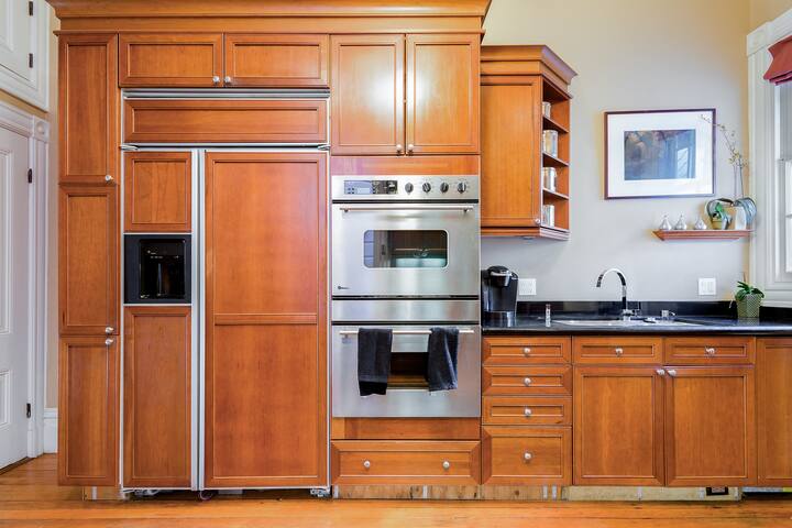 Elegant 4Bd/2Ba Italianate Victorian gallery image 5