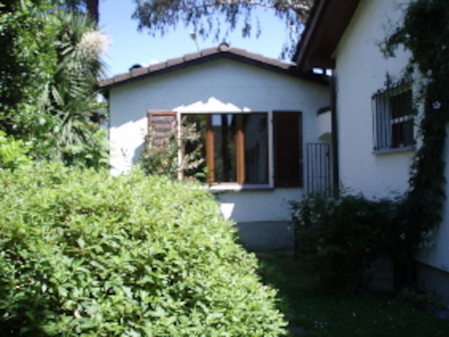Blick auf Bungalow vom Garten aus.