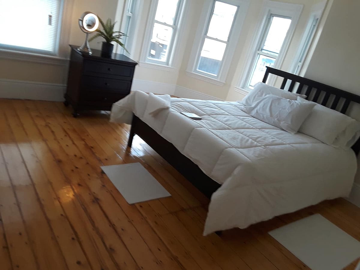   iznimno  velika, lijepa i vrlo čista .