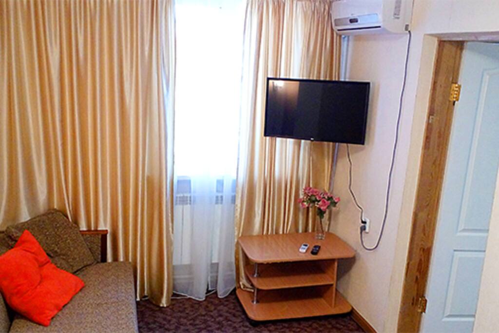 Комната. SMART TV. Кондиционер. Диван.