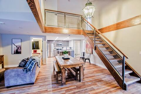 ⭐HOT TUB & POOL OPEN! 4Bdr Modern Mountain Retreat!