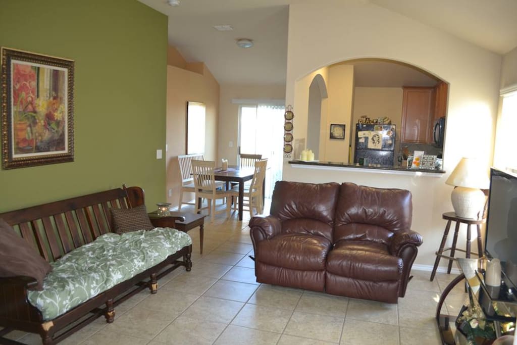 Common Living Area, Dining and Kitchen for your use on your stay. :)