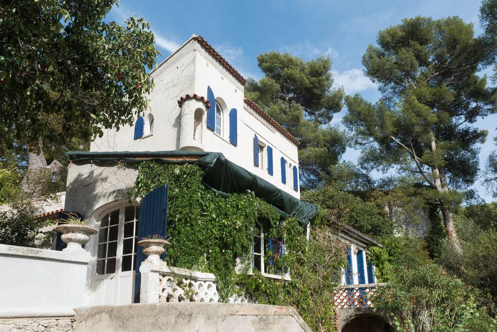 La maison vue du jardin