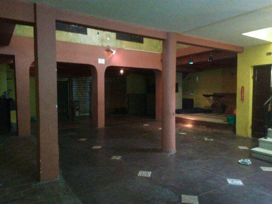 Amplo salão com palco e mesanino