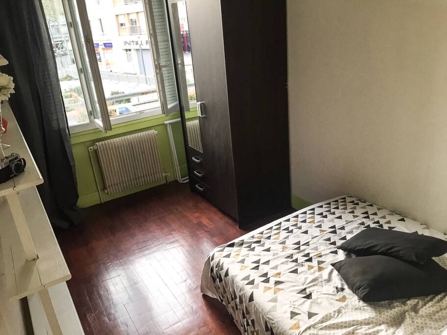 Chambre privée avec lit double, armoire et étagère à votre disposition