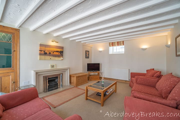 11 Copperhill St | Aberdovey | 3 Bed | Sleeps 8 - Tywyn