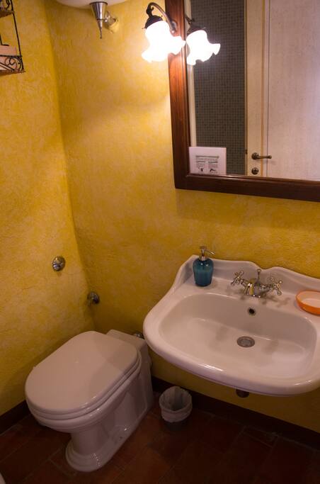 Bagno privato con doccia, sanitari, asciugacapelli, kit di cortesia