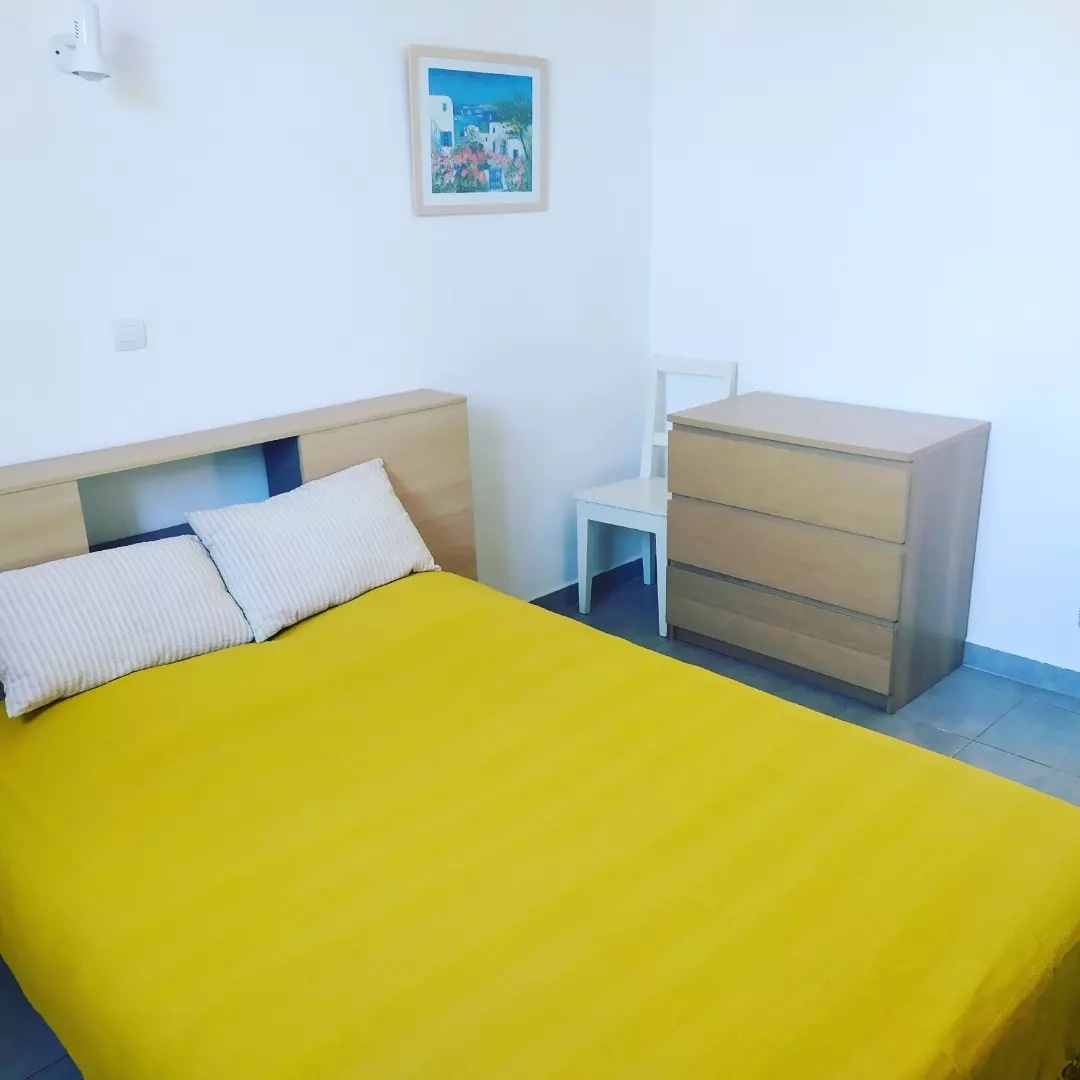 spálňa 1 s oknom s výhľadom na zadnú stranu domu,záhrada, malý výhľad na more. Zahŕňa manželskú posteľ, komodu s tromi zásuvkami a šatník s vešiakmi.
Podpätky na strope na varenie vzduchu