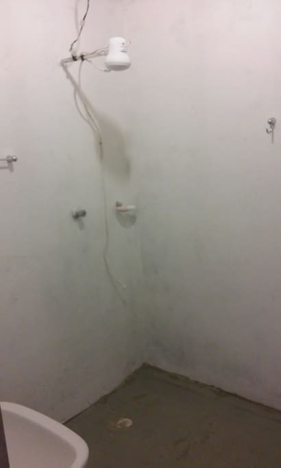 Alguns dos banheiros ainda não possuem acabamento.