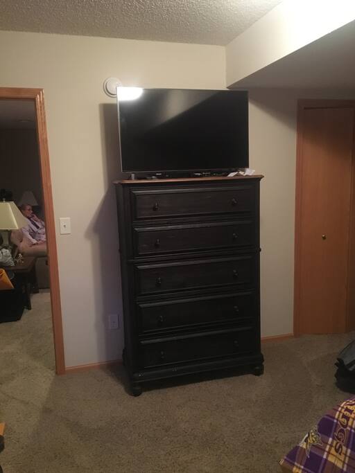 2nd room with 2 full size bed and 40" tv