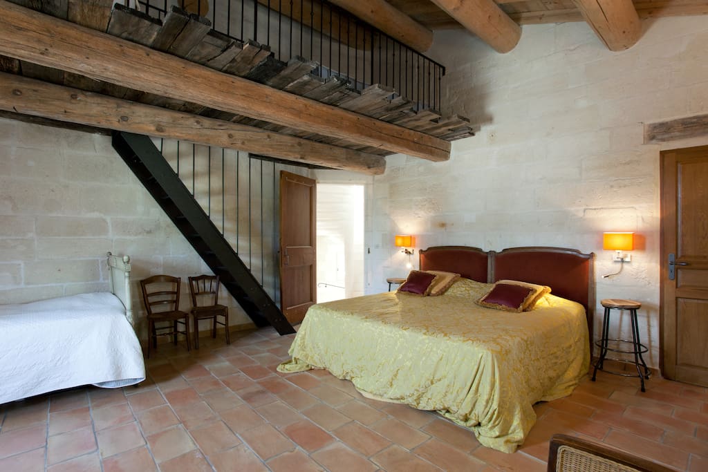 La chambre dortoir avec mezzanine et son lit double de l'Hôtel Crillon