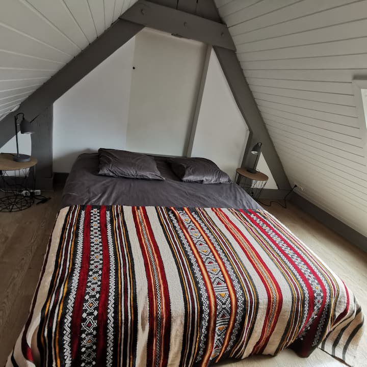 Спална соба  со 160 кревета во мецанин и мала дневна соба подолу