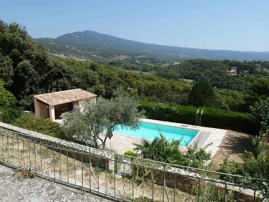 La piscine face au Ventoux