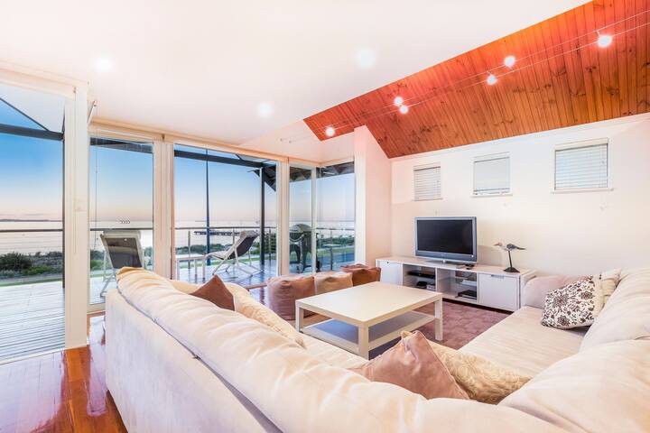 Bluehaven Beach Retreat – Beachfront Luxury gallery image 5