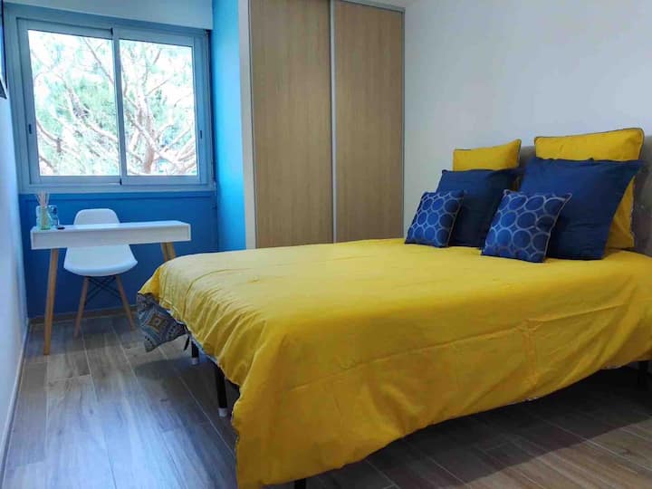 160 x 200 matracágy 30 cm vastagságú extra alvás garantálva
Kétszemélyes matrac higiéniai védelemmel 
Anti mitek 
Párnák egyszer használatos védőfelszerelésekkel
új párna 10 euró fejenként