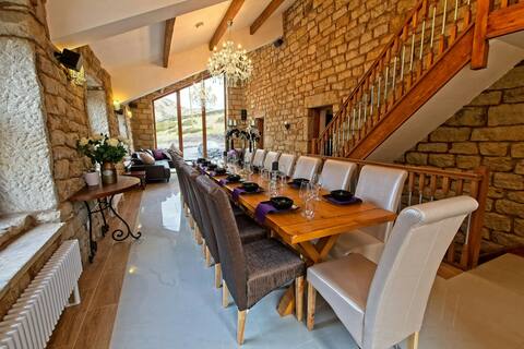 6 Star Lux Large House. Stunning views! Hot tub !
