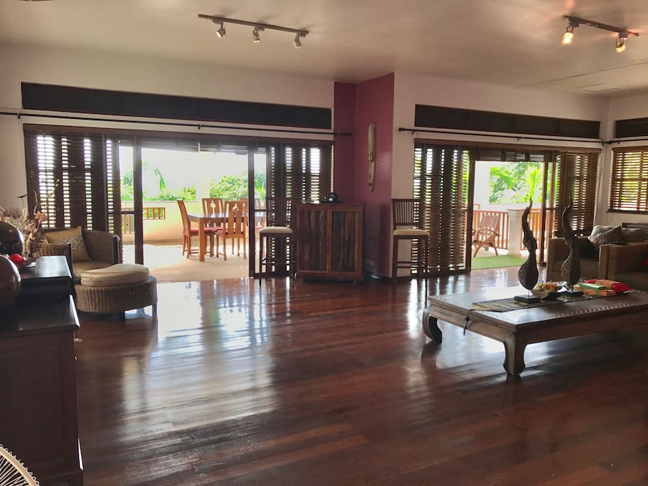 Spacious & cool living room