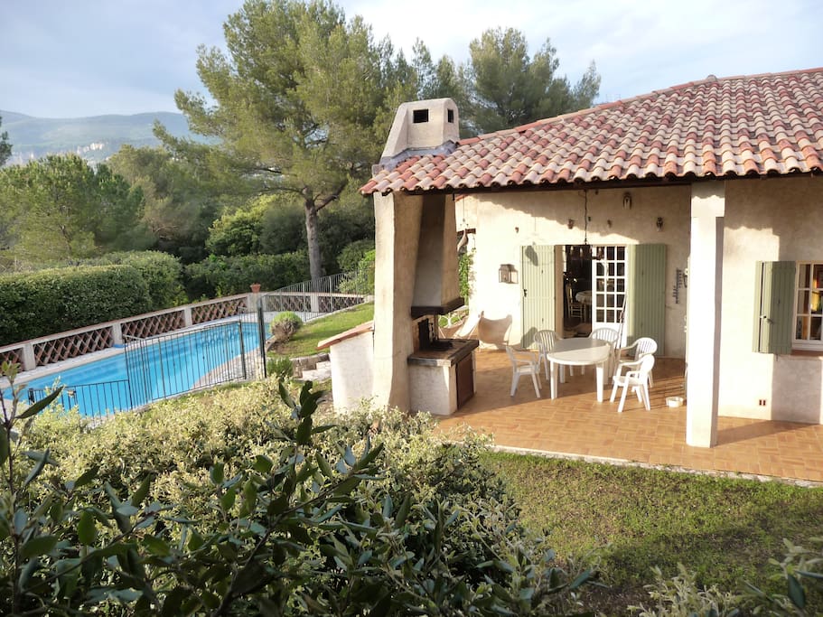piscine & terrasse,
dans environnement dégagé, calme et boisé