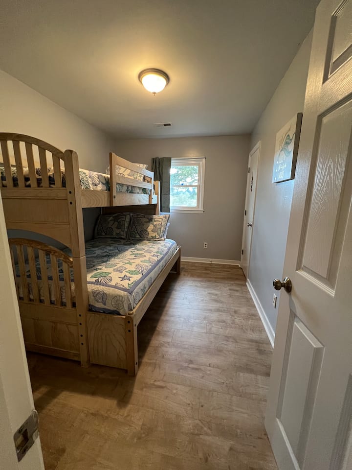 غرفة نوم ثالثة بسريرين مزدوجين/كاملين بطابقين