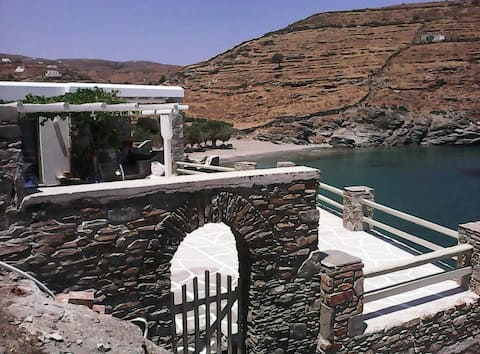 Villa for summer holidays in contact with the sea